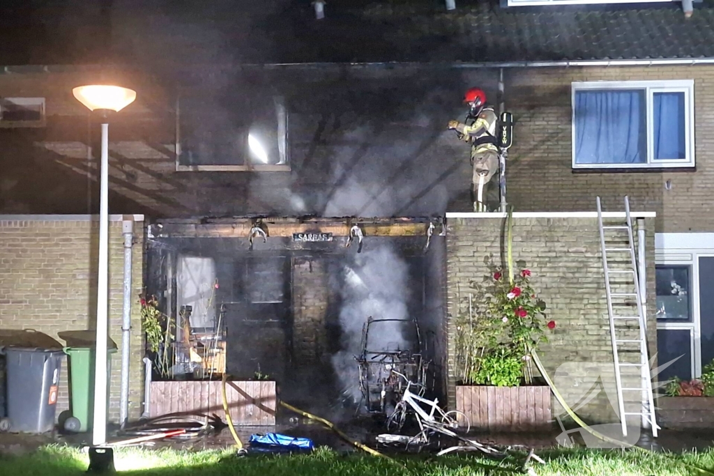 Elektrisch voertuig zorgt voor felle brand en forse schade