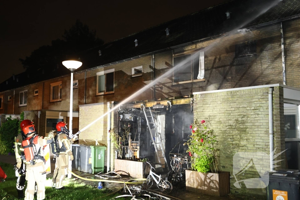 Elektrisch voertuig zorgt voor felle brand en forse schade