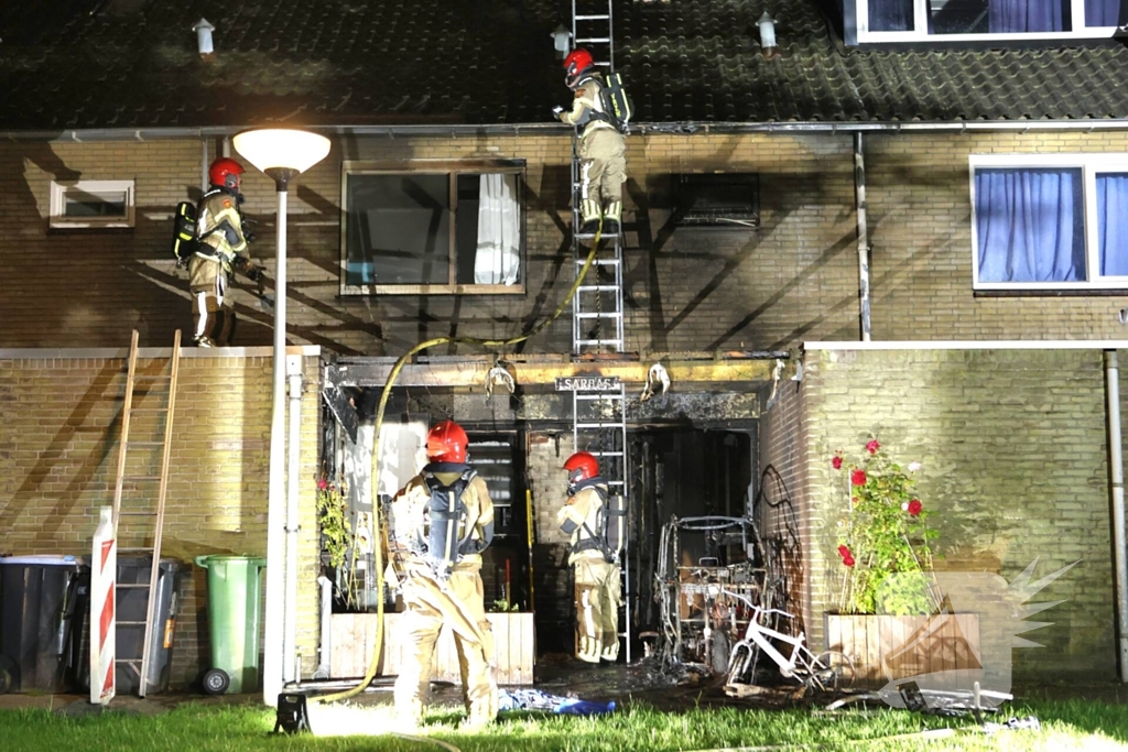 Elektrisch voertuig zorgt voor felle brand en forse schade