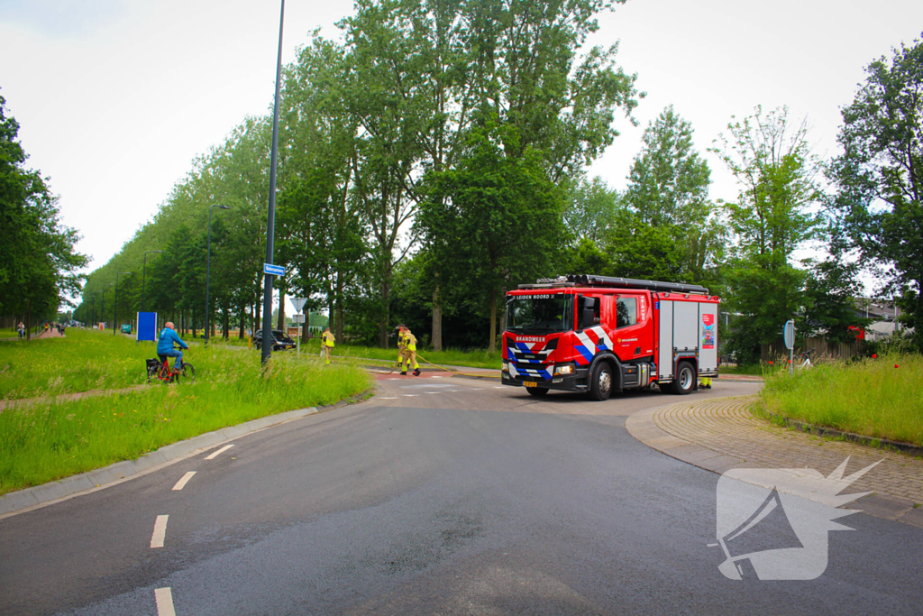 Brandweer reinigt oliespoor op wegdek