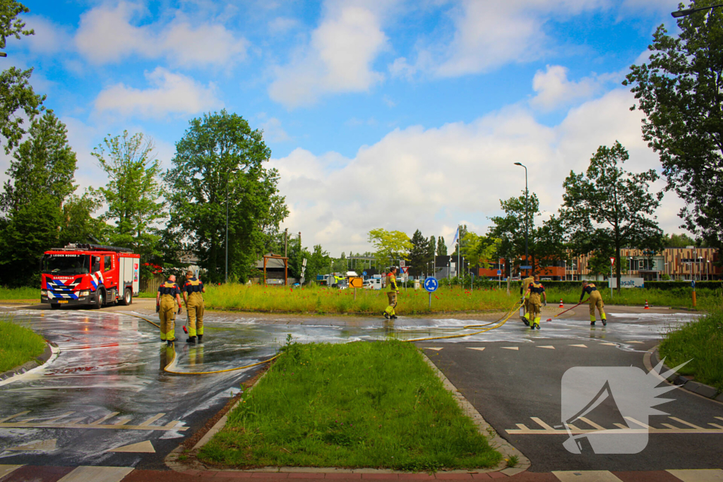 Brandweer reinigt oliespoor op wegdek