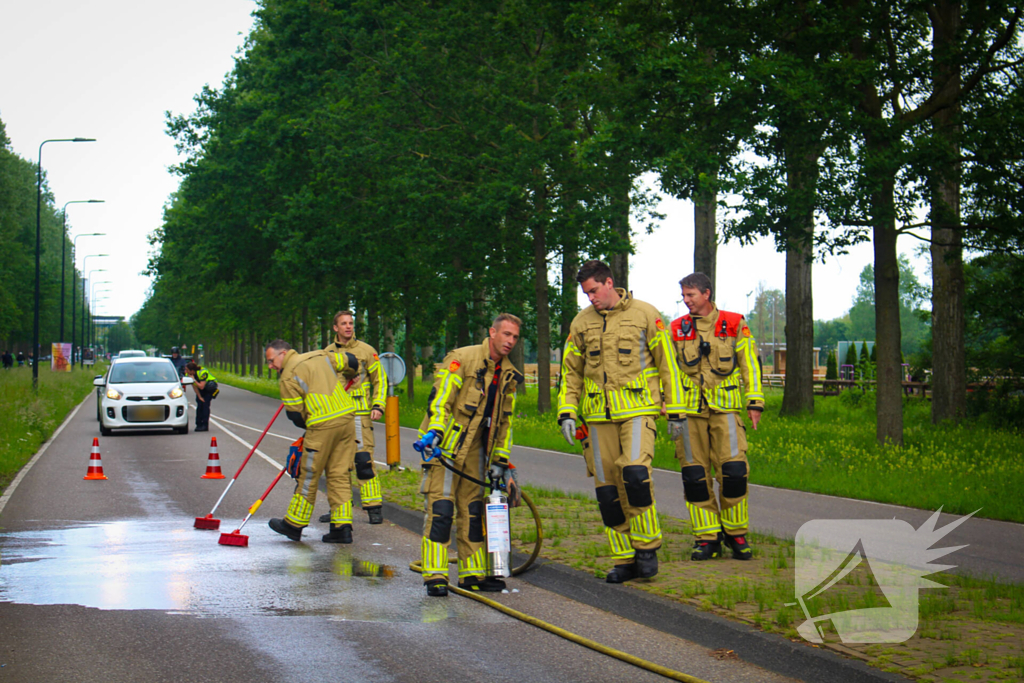 Brandweer reinigt oliespoor op wegdek