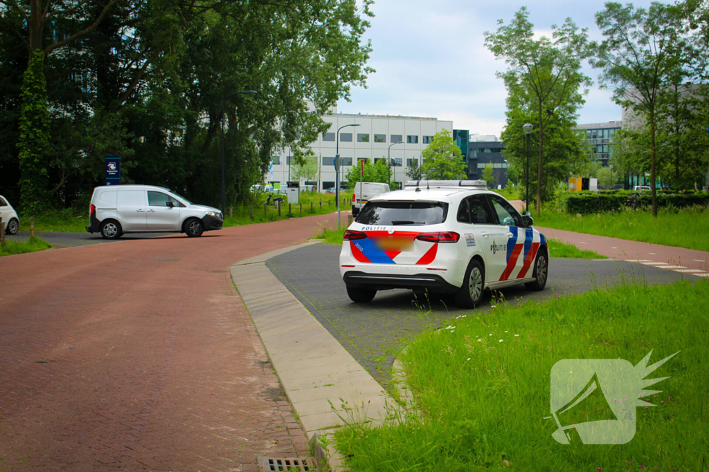 Brandweer reinigt oliespoor op wegdek