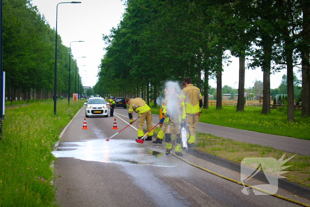 Brandweer reinigt oliespoor op wegdek