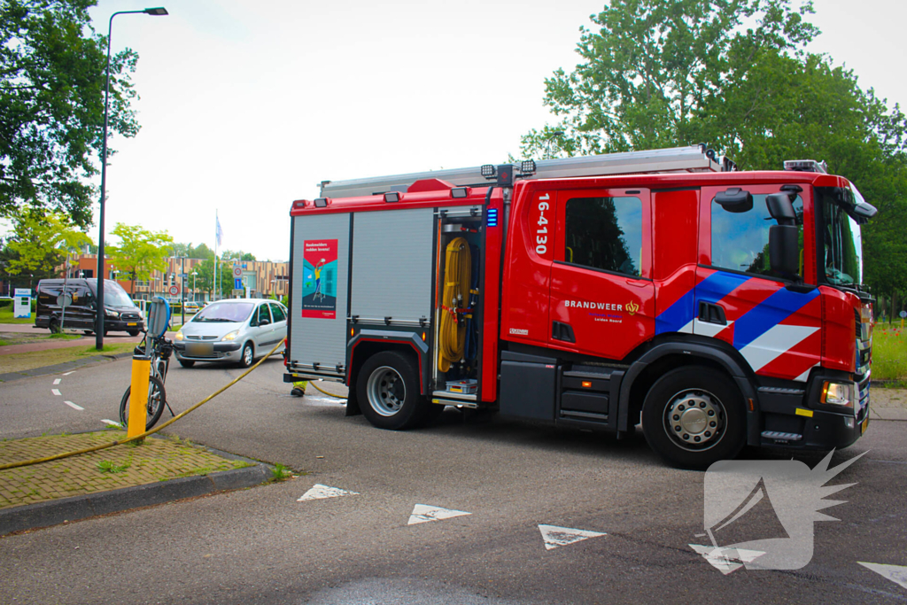 Brandweer reinigt oliespoor op wegdek