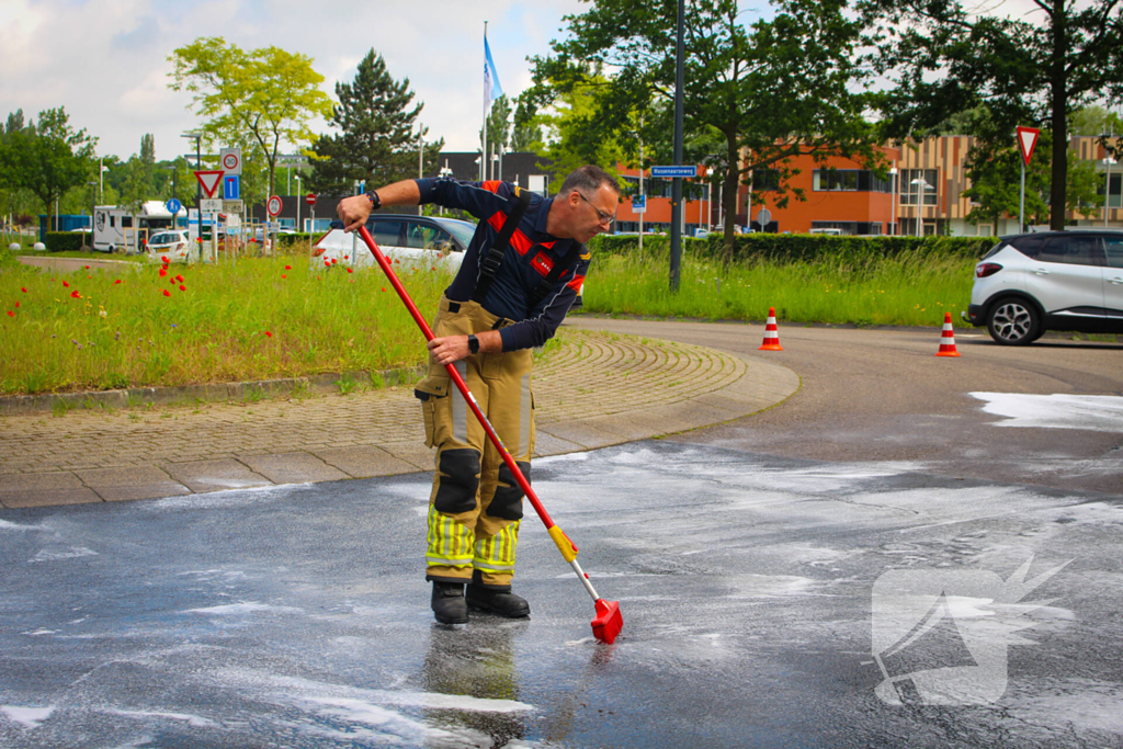 Brandweer reinigt oliespoor op wegdek