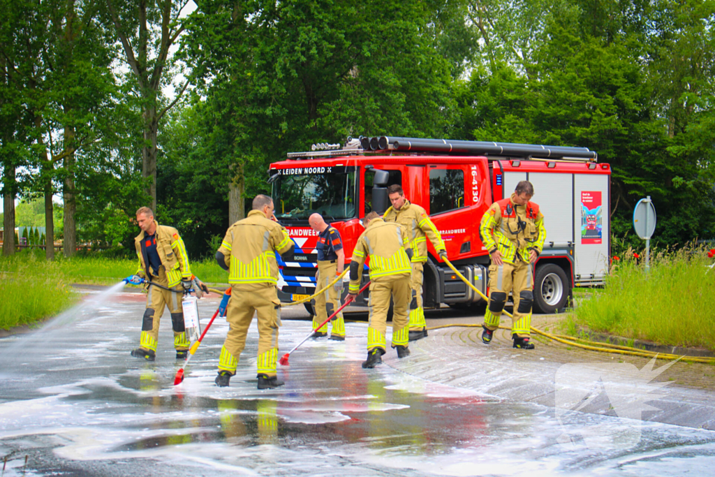 Brandweer reinigt oliespoor op wegdek