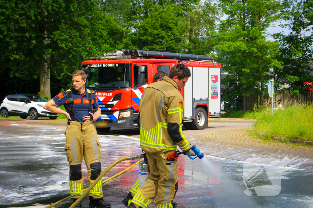 Brandweer reinigt oliespoor op wegdek