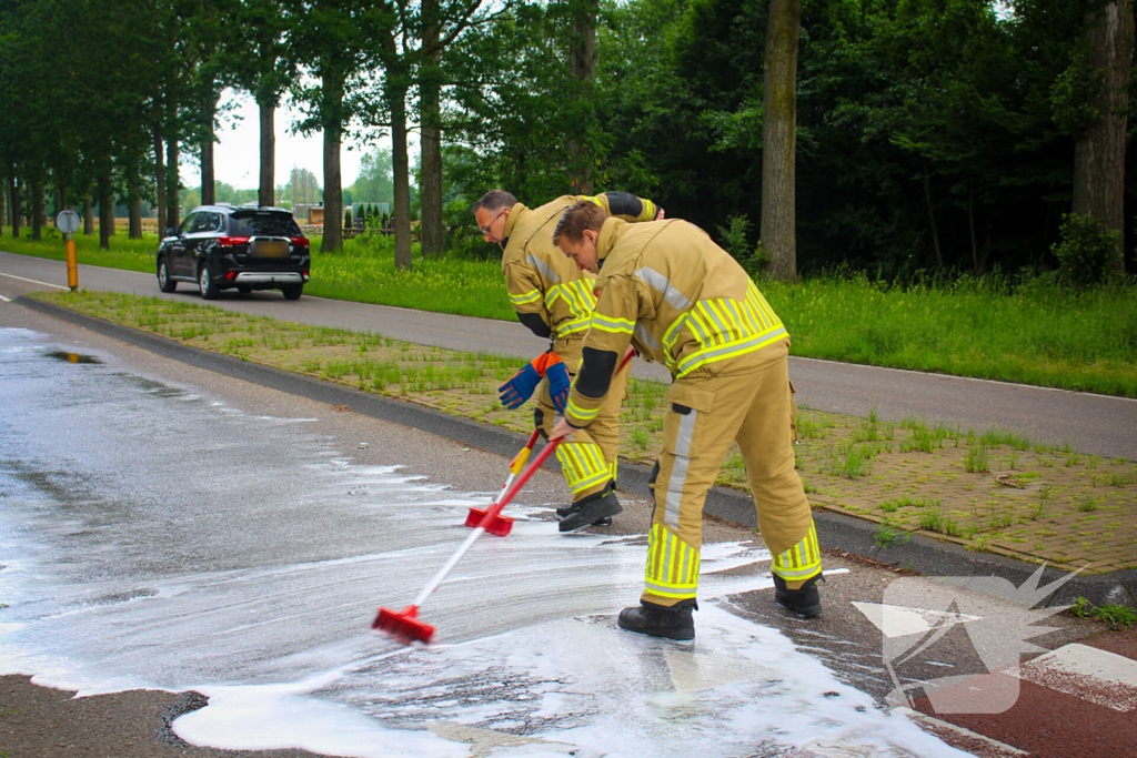 Brandweer reinigt oliespoor op wegdek