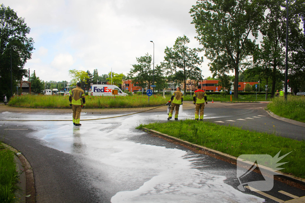 Brandweer reinigt oliespoor op wegdek