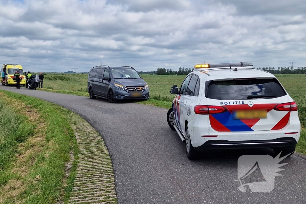 Motorrijder rijdt van dijk af en raakt gewond