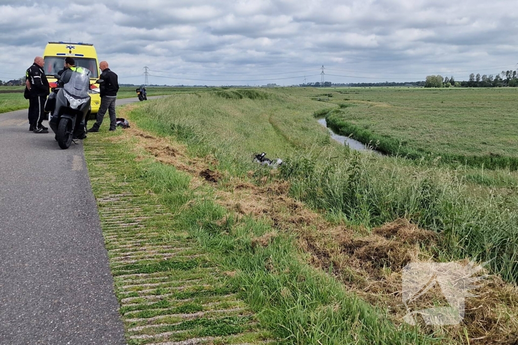 Motorrijder rijdt van dijk af en raakt gewond