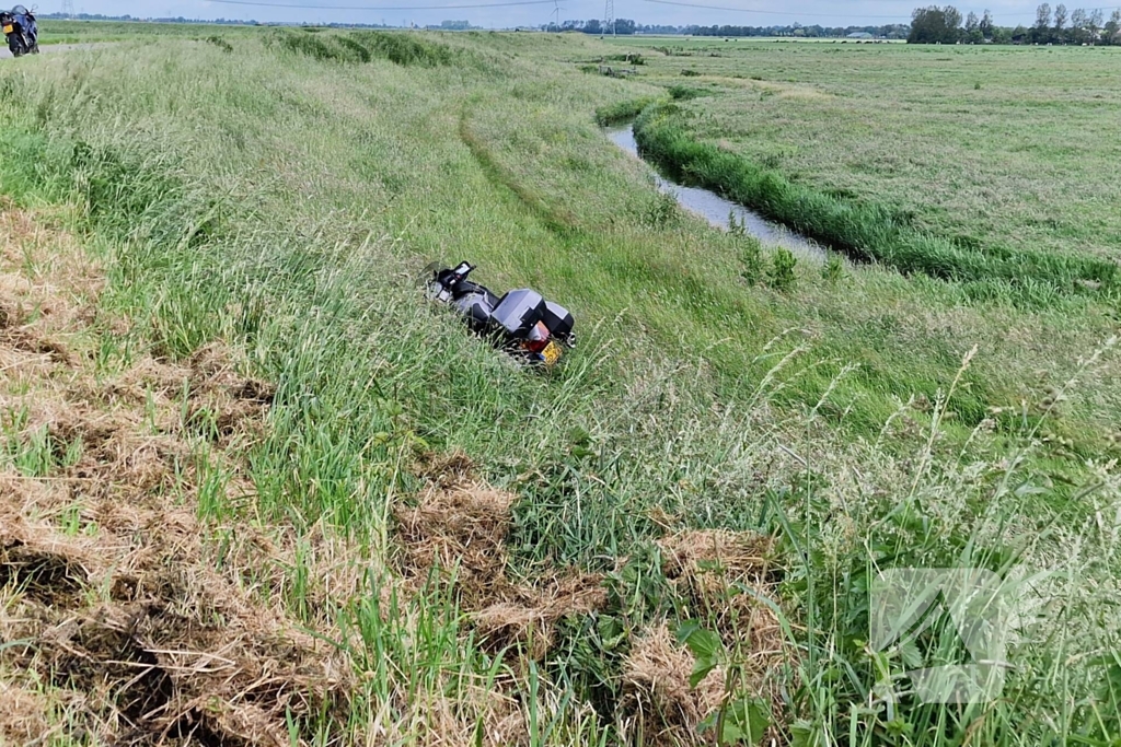 Motorrijder rijdt van dijk af en raakt gewond