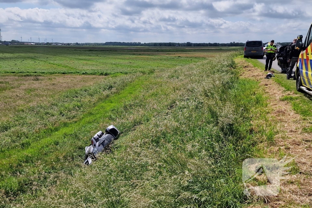 Motorrijder rijdt van dijk af en raakt gewond