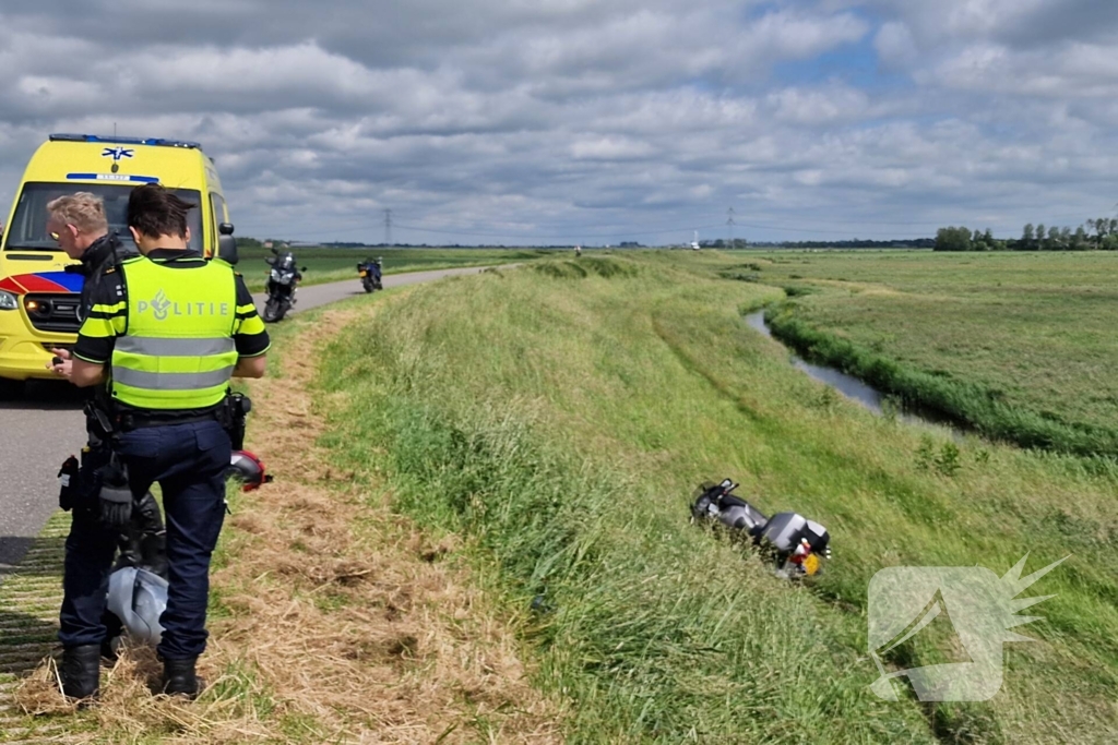 Motorrijder rijdt van dijk af en raakt gewond