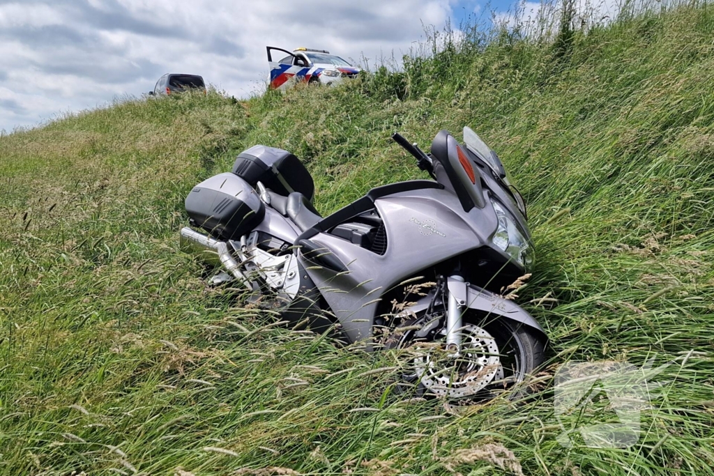 Motorrijder rijdt van dijk af en raakt gewond