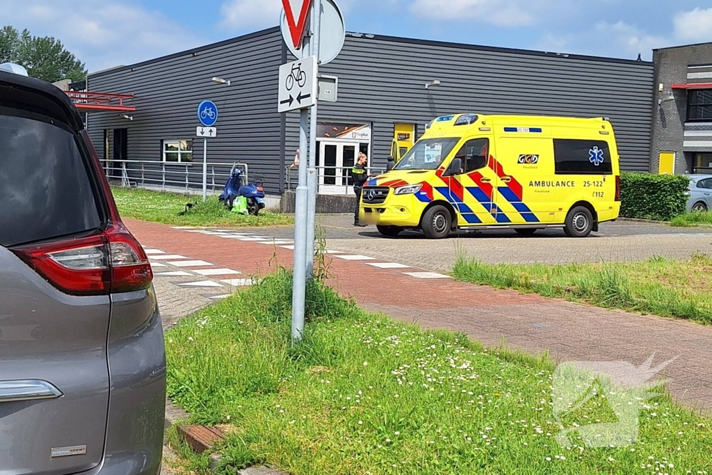 Schade na aanrijding tussen auto en scooter