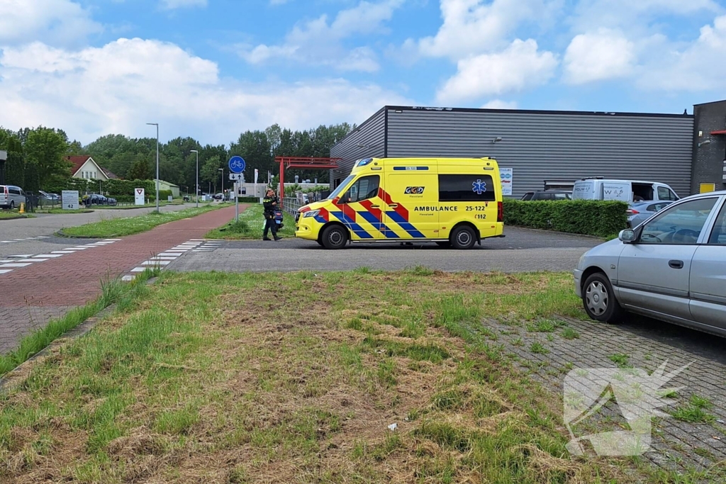 Schade na aanrijding tussen auto en scooter