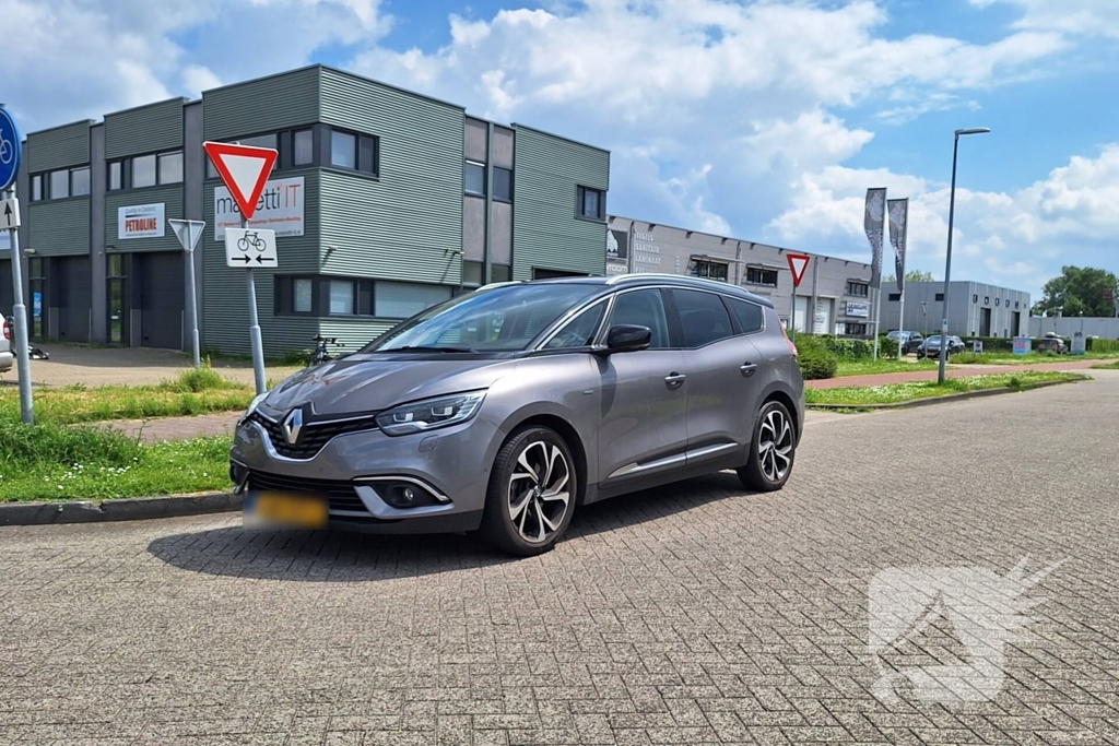 Schade na aanrijding tussen auto en scooter