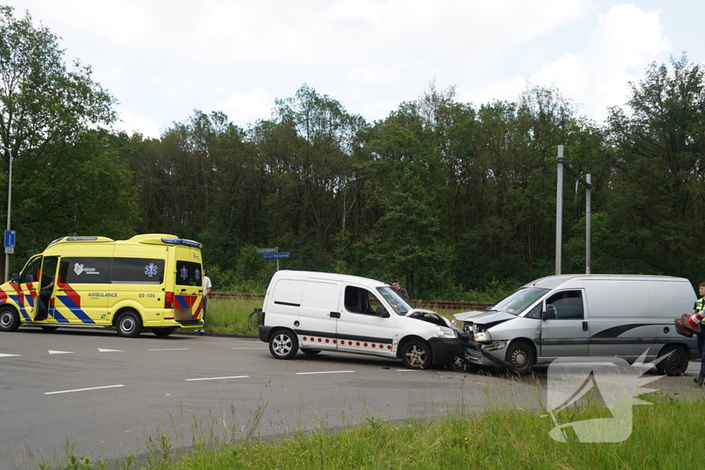 Twee bestelbussen botsen frontaal op elkaar