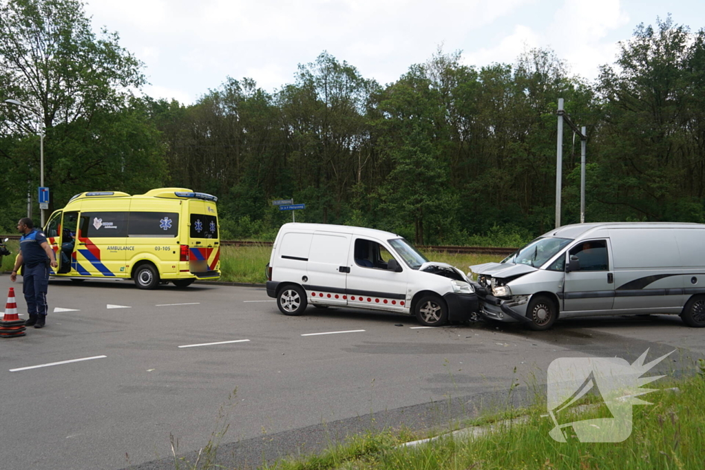 Twee bestelbussen botsen frontaal op elkaar