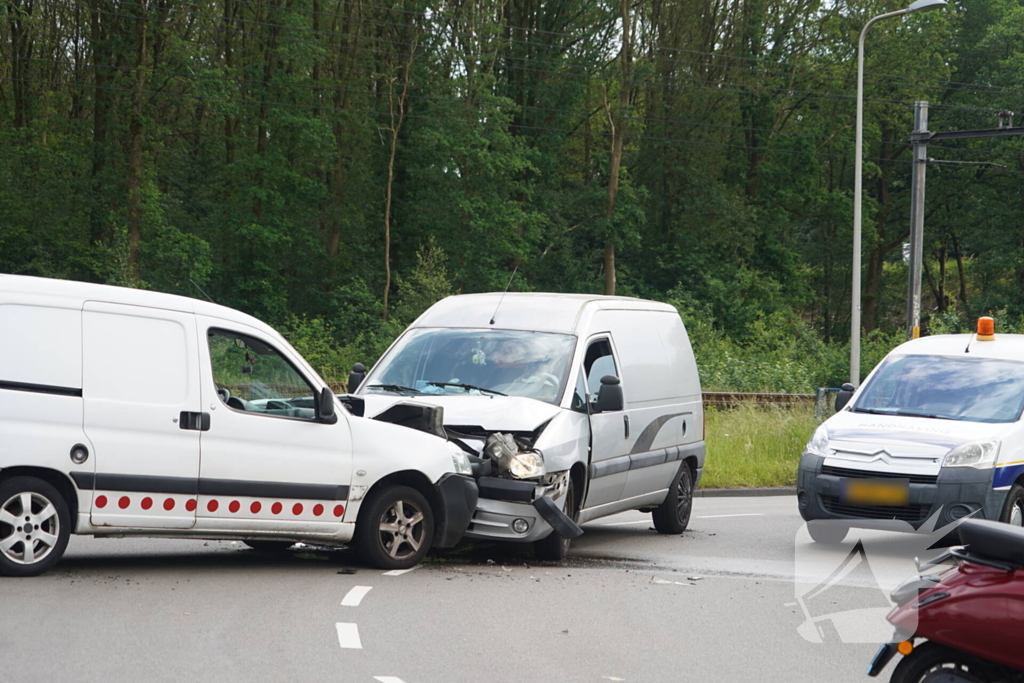 Twee bestelbussen botsen frontaal op elkaar