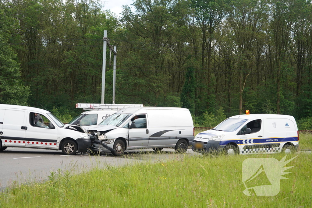 Twee bestelbussen botsen frontaal op elkaar