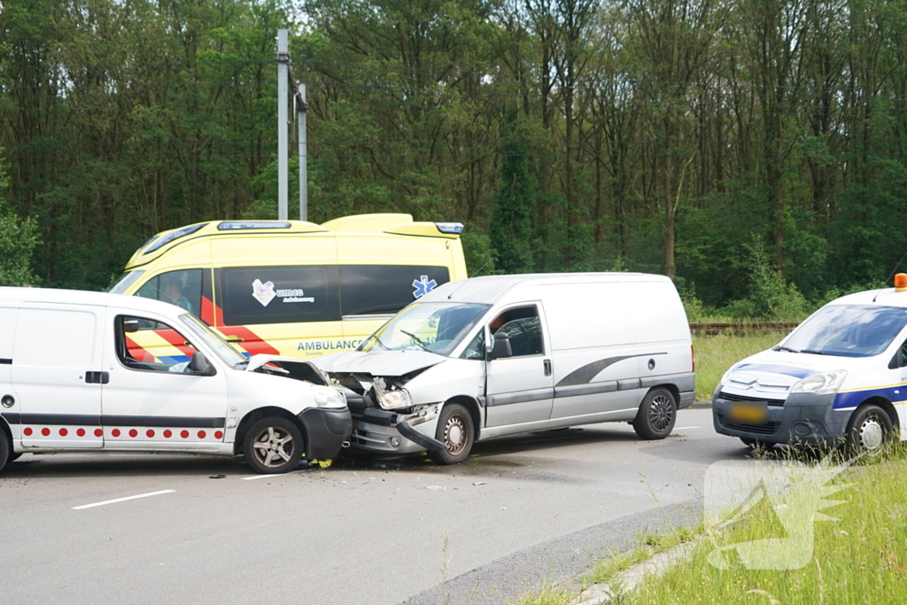 Twee bestelbussen botsen frontaal op elkaar