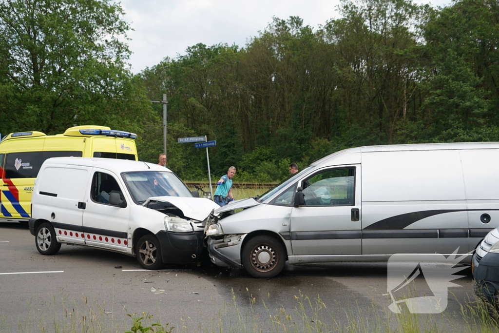 Twee bestelbussen botsen frontaal op elkaar