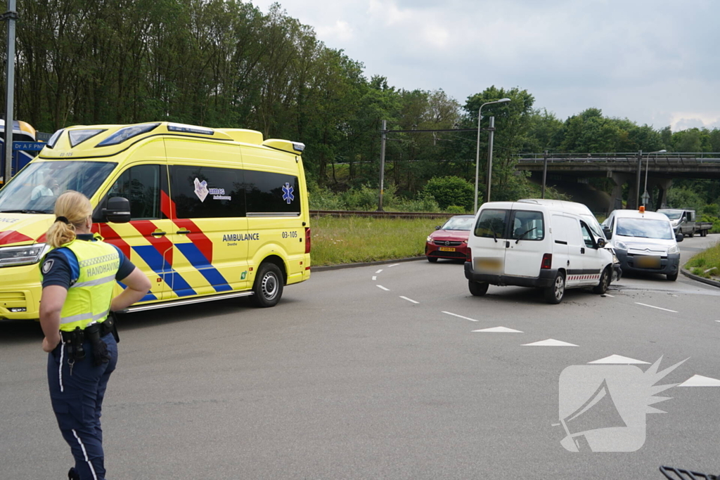 Twee bestelbussen botsen frontaal op elkaar