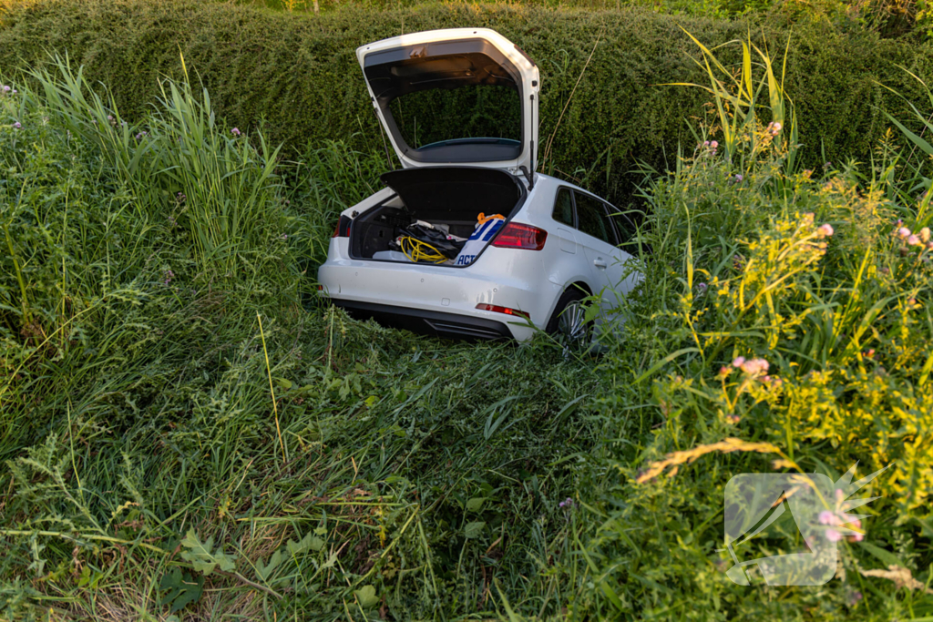 Omstander schiet te hulp wanneer auto te water raakt