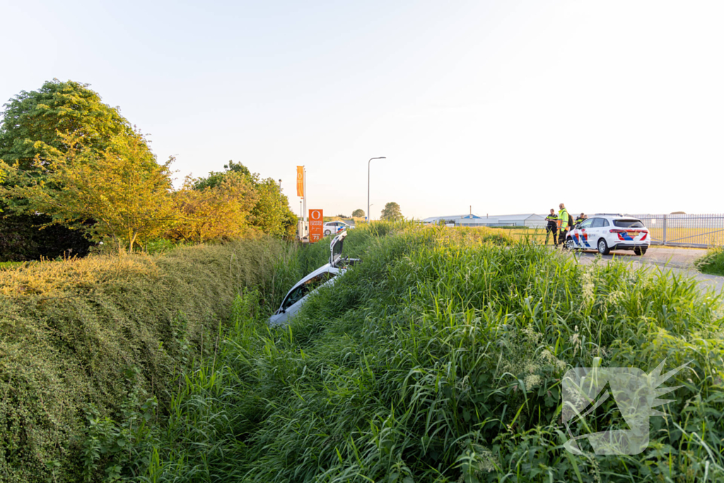 Omstander schiet te hulp wanneer auto te water raakt