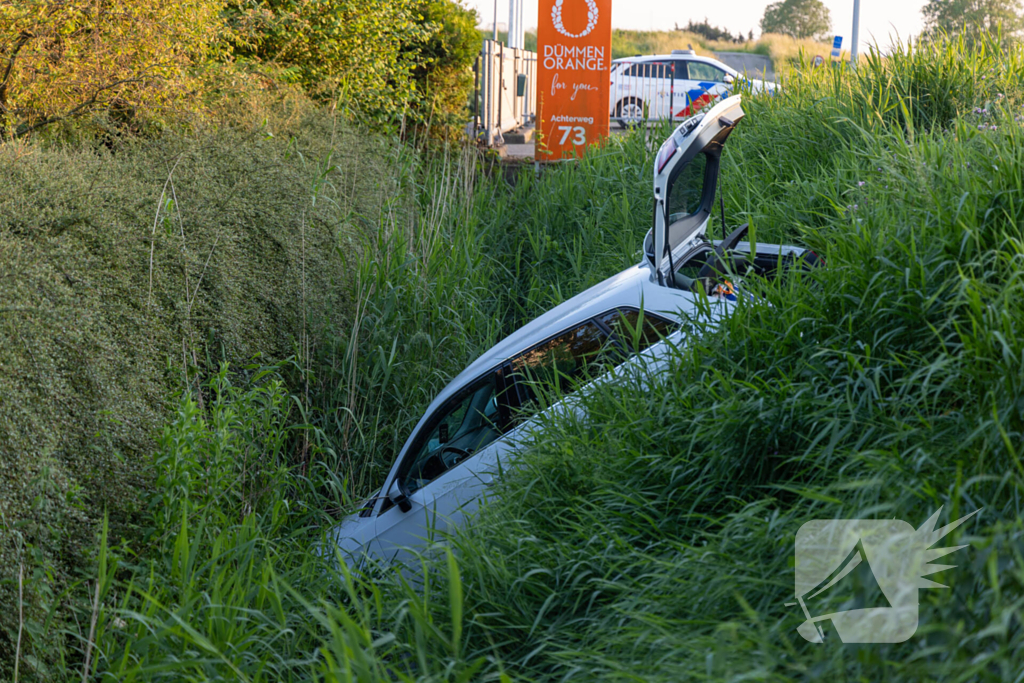 Omstander schiet te hulp wanneer auto te water raakt