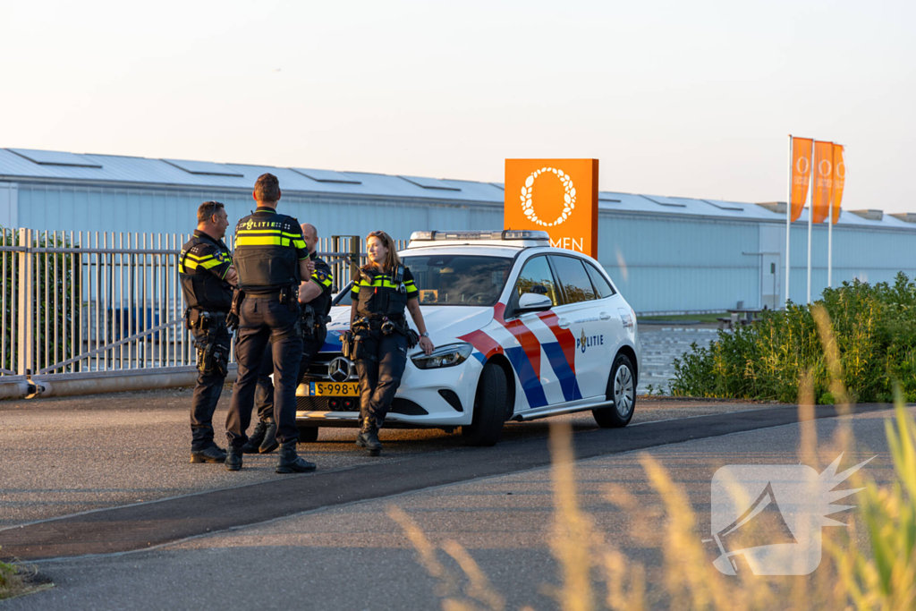 Omstander schiet te hulp wanneer auto te water raakt