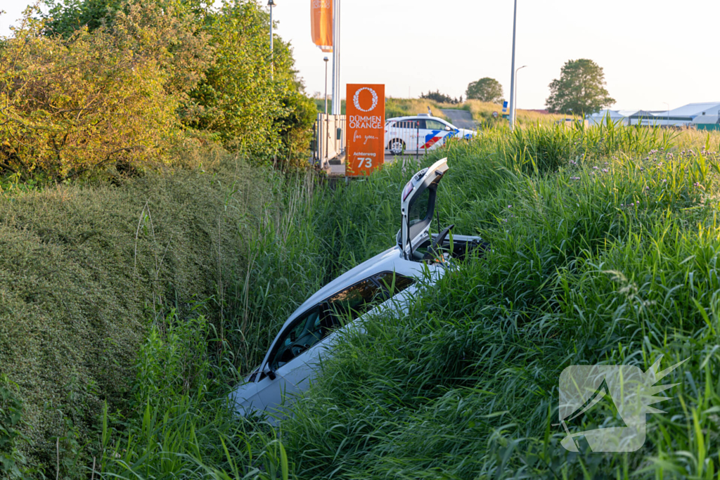 Omstander schiet te hulp wanneer auto te water raakt