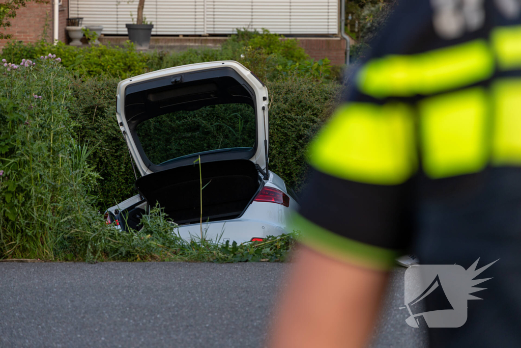 Omstander schiet te hulp wanneer auto te water raakt