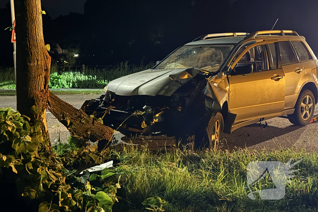 Automobilist raakt van de weg en klapt op boom