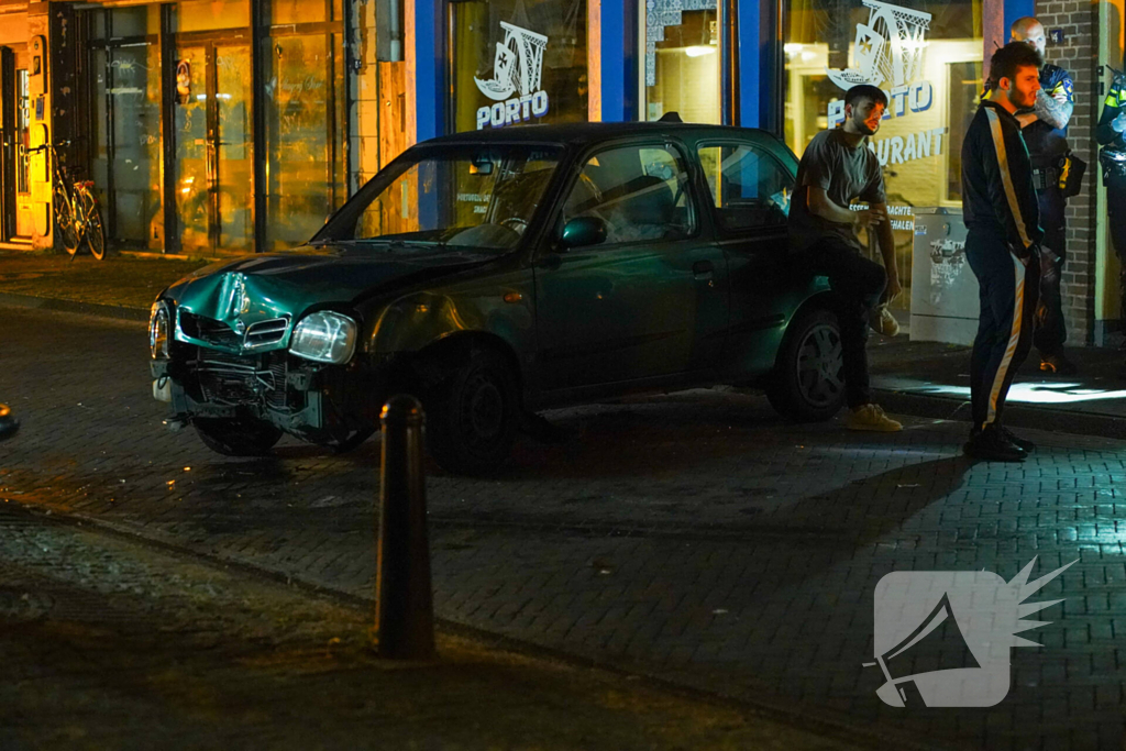 Automobilist rijdt tegen lantaarnpaal