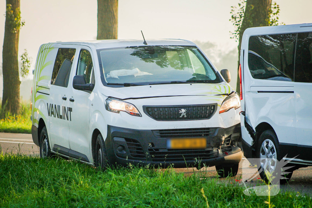 Twee bestelbussen betrokken bij kop-staartbotsing