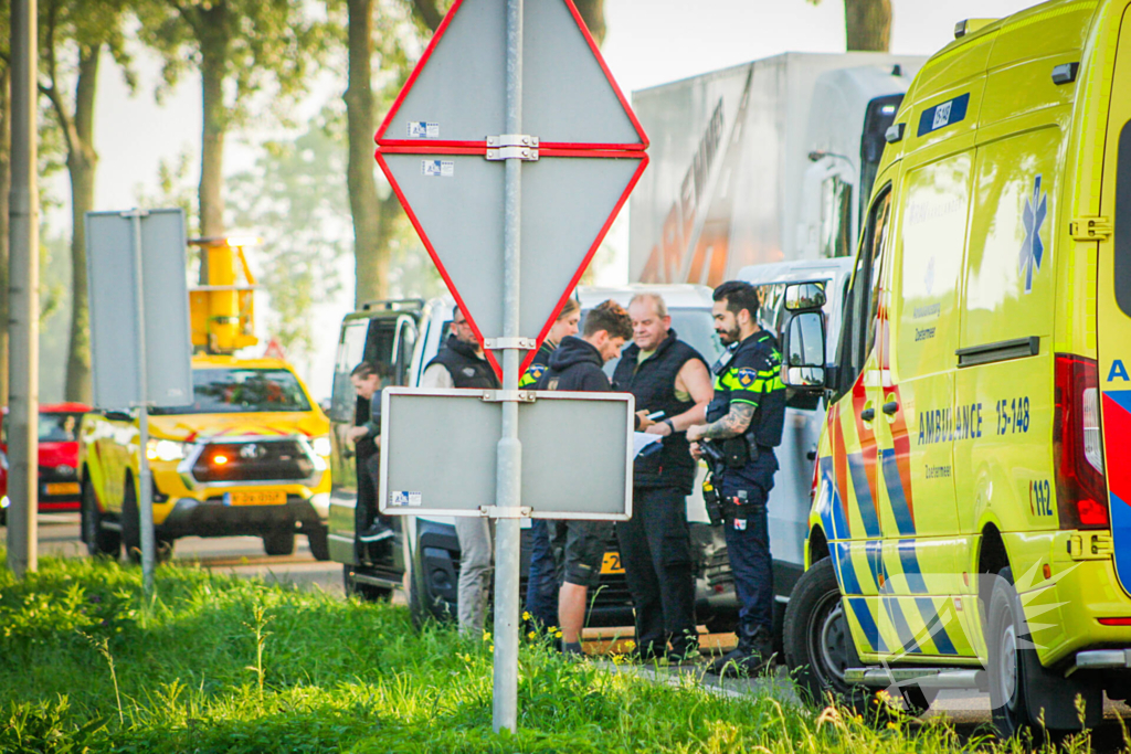 Twee bestelbussen betrokken bij kop-staartbotsing