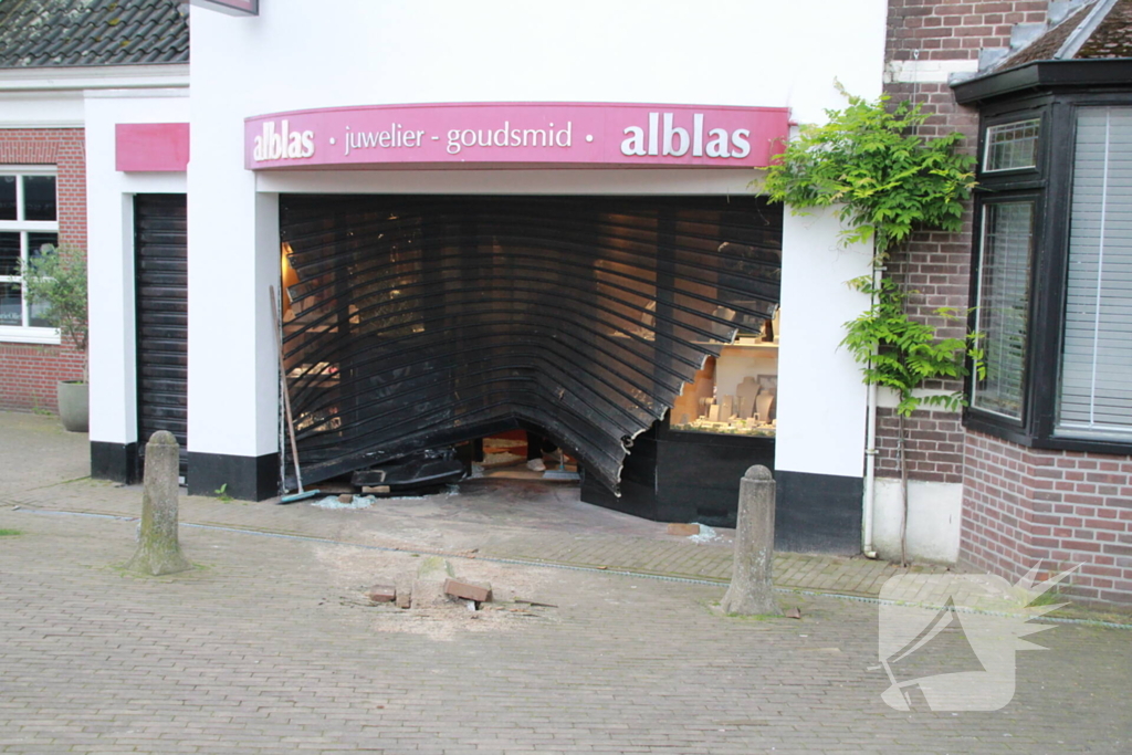 Veel schade na ramkraak bij juwelier