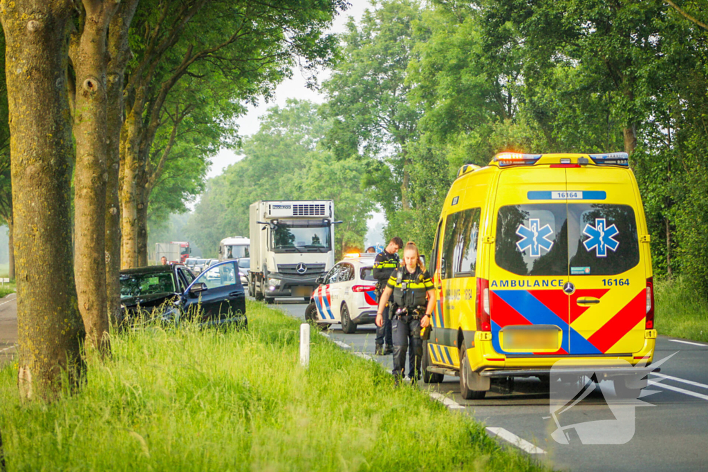 Automobilist eindigt tegen boom