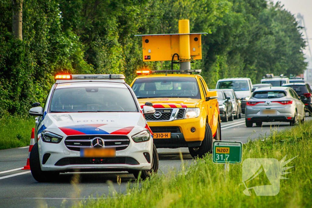 Automobilist eindigt tegen boom