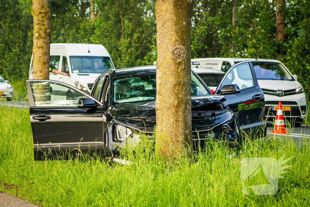 Automobilist eindigt tegen boom