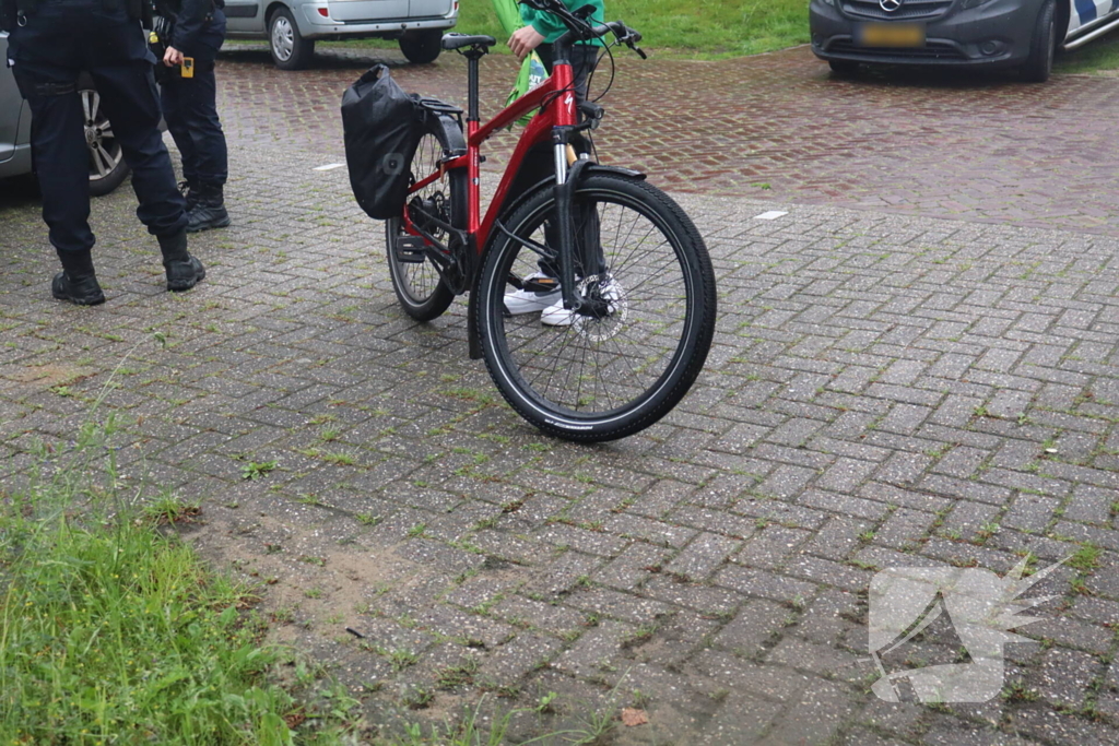 Fietser botst op uitparkerende auto