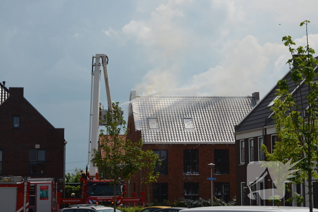 Flinke brand op dak van nieuwbouwwoning