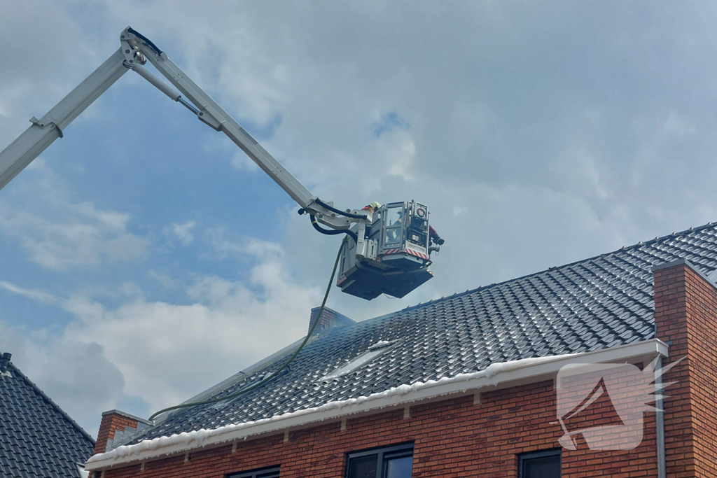 Flinke brand op dak van nieuwbouwwoning