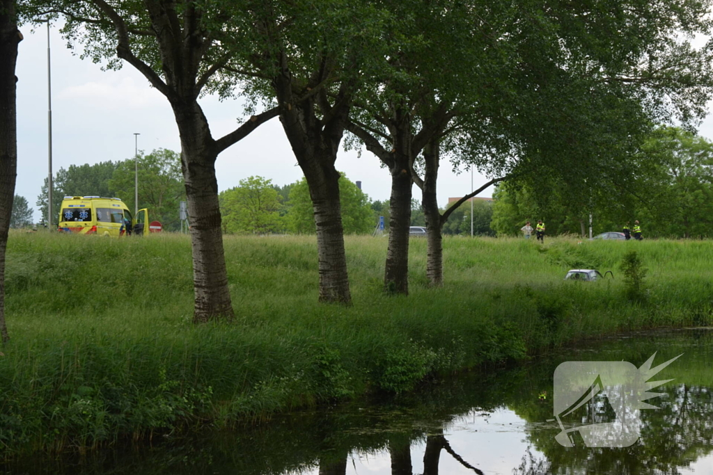 Automobilist rijdt van talud