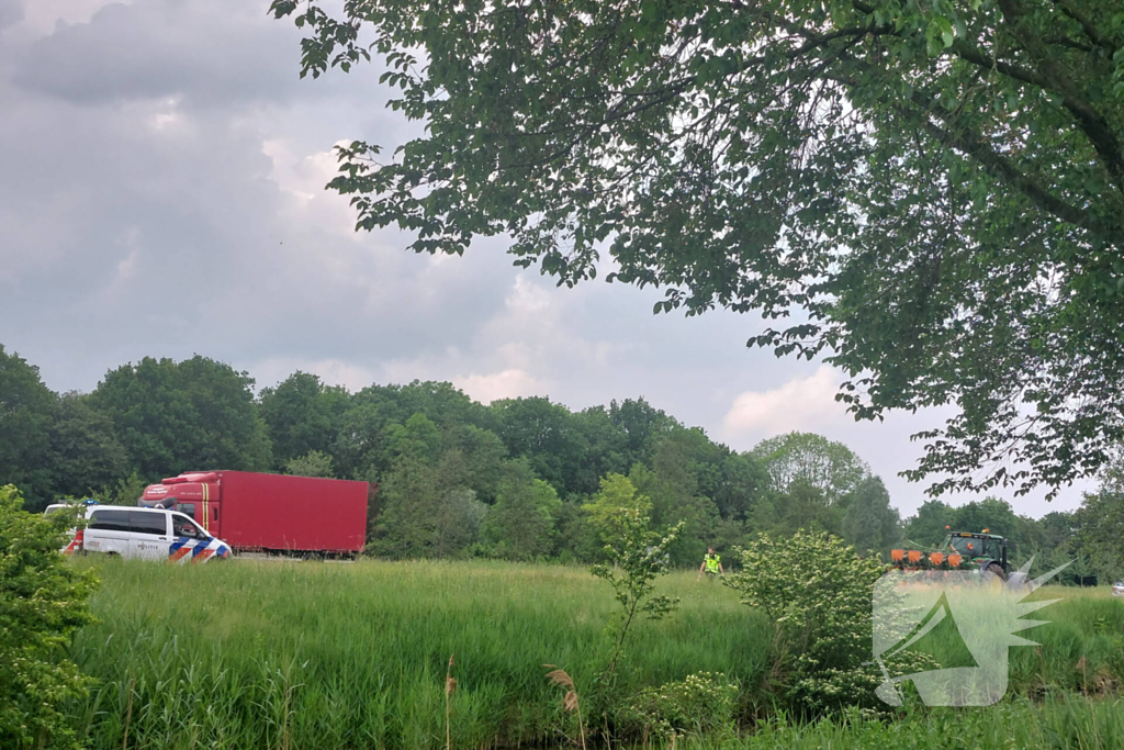 Automobilist rijdt van talud