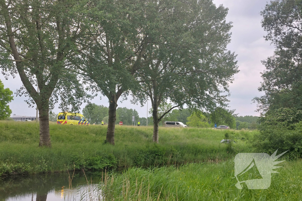 Automobilist rijdt van talud